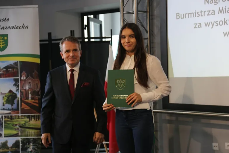 Burmistrz nagrodził najzdolniejszych uczniów w Ostrowi Mazowieckiej (zdjęcia)