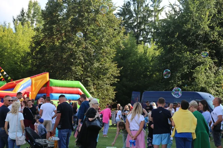 Tak się bawili mieszkańcy Komorowa i okolic na kolorowym festiwalu (zdjęcia)