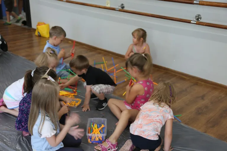 Wakacyjne warsztaty z sensoplastyki dla maluchów (zdjęcia) 
