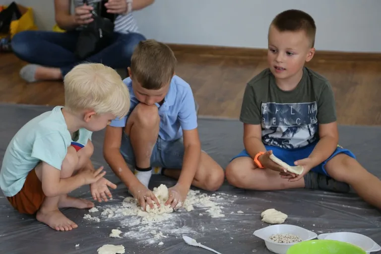 Wakacyjne warsztaty z sensoplastyki dla maluchów (zdjęcia)