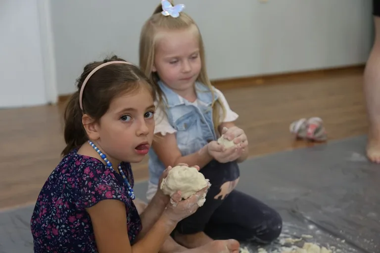 Wakacyjne warsztaty z sensoplastyki dla maluchów (zdjęcia)