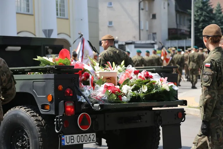 Uroczysty pogrzeb żołnierza w Ostrowi Mazowieckiej (zdjęcia)