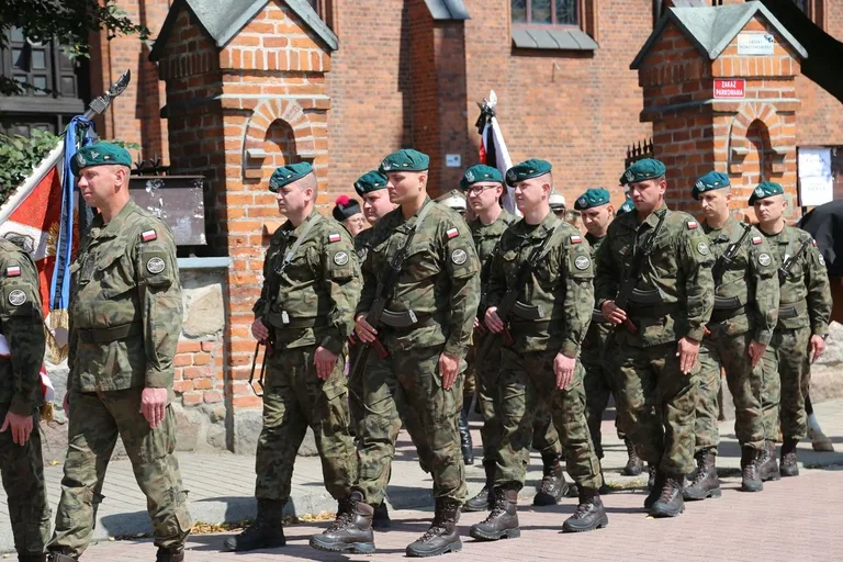 Uroczysty pogrzeb żołnierza w Ostrowi Mazowieckiej (zdjęcia)