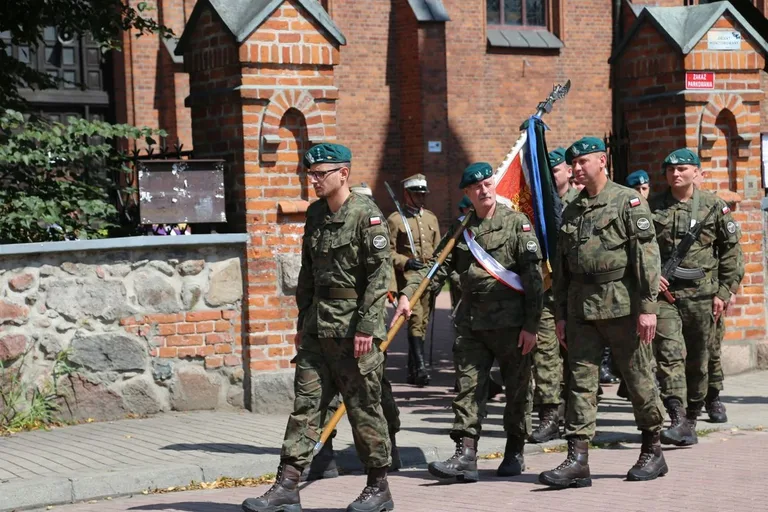 Uroczysty pogrzeb żołnierza w Ostrowi Mazowieckiej (zdjęcia)