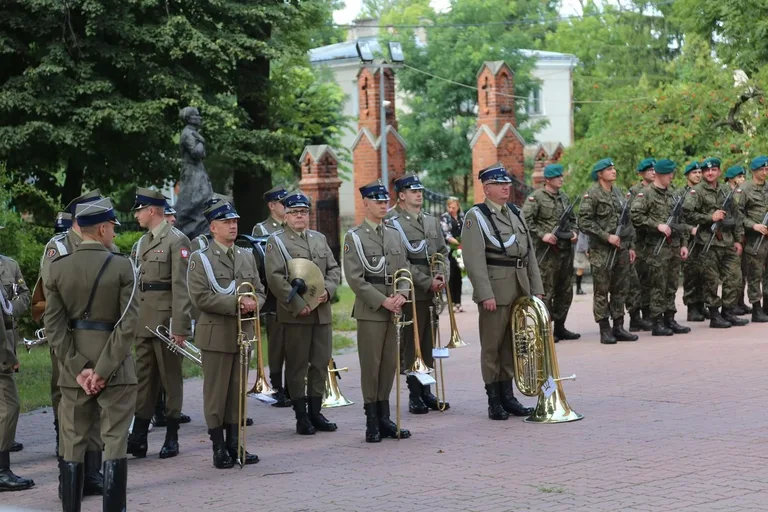 Uroczysty pogrzeb żołnierza w Ostrowi Mazowieckiej (zdjęcia)