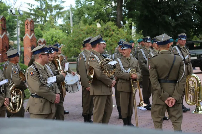 Uroczysty pogrzeb żołnierza w Ostrowi Mazowieckiej (zdjęcia)