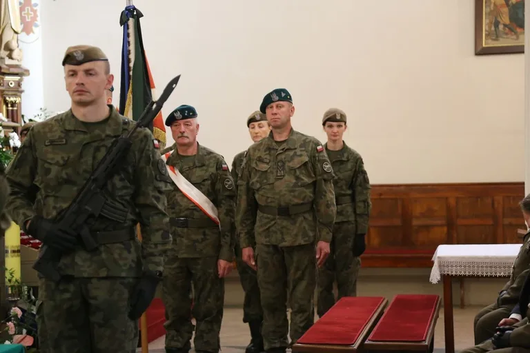 Uroczysty pogrzeb żołnierza w Ostrowi Mazowieckiej (zdjęcia)