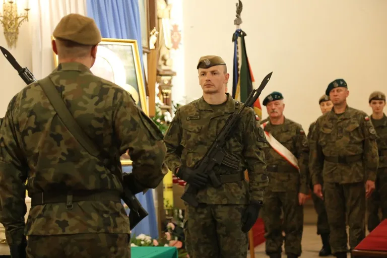 Uroczysty pogrzeb żołnierza w Ostrowi Mazowieckiej (zdjęcia)