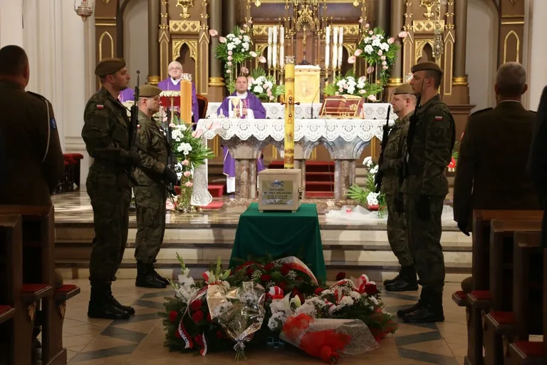 Uroczysty pogrzeb żołnierza w Ostrowi Mazowieckiej (zdjęcia)