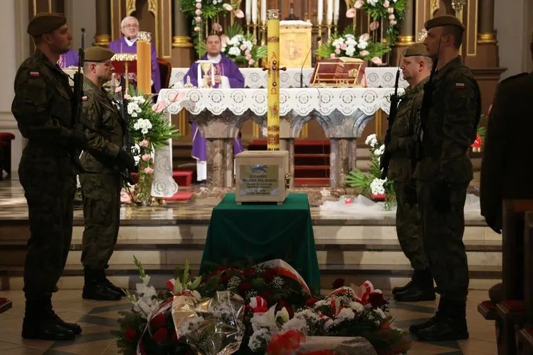 Uroczysty pogrzeb żołnierza w Ostrowi Mazowieckiej (zdjęcia)