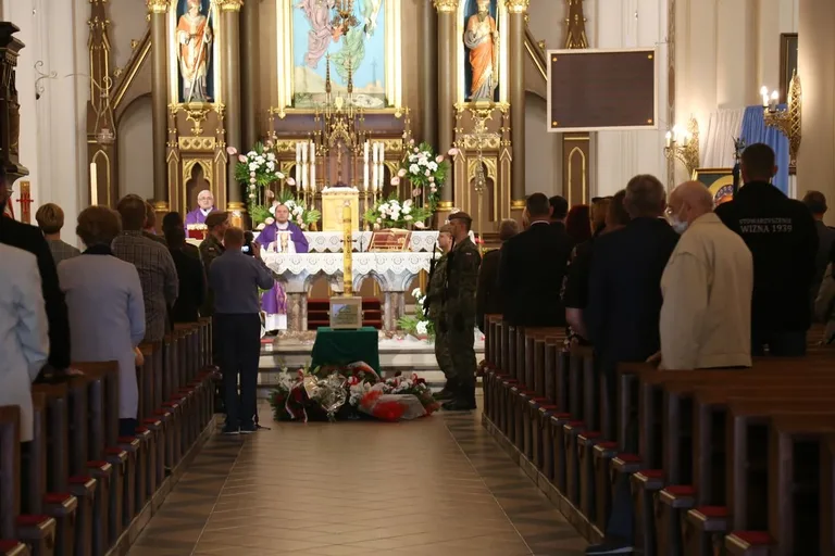 Uroczysty pogrzeb żołnierza w Ostrowi Mazowieckiej (zdjęcia)