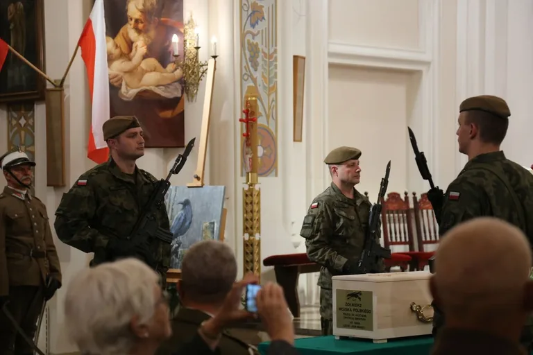 Uroczysty pogrzeb żołnierza w Ostrowi Mazowieckiej (zdjęcia)
