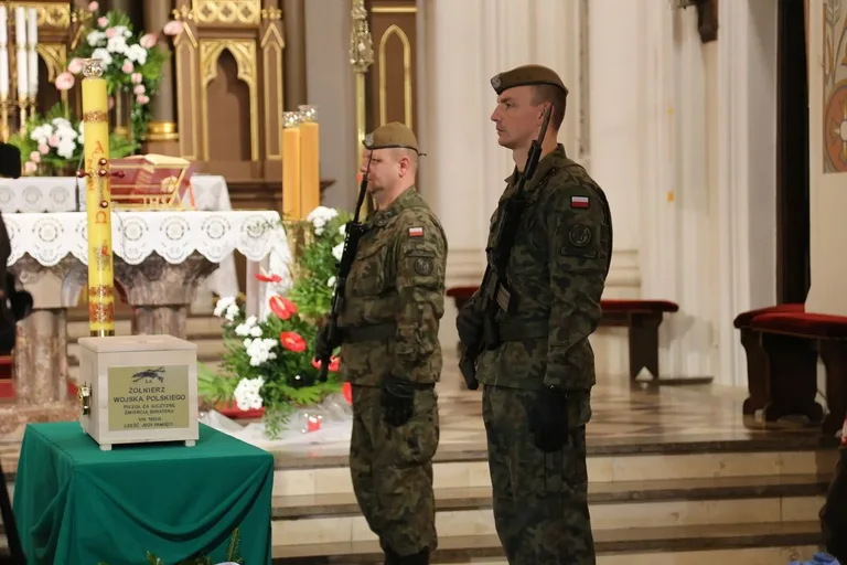 Uroczysty pogrzeb żołnierza w Ostrowi Mazowieckiej (zdjęcia)