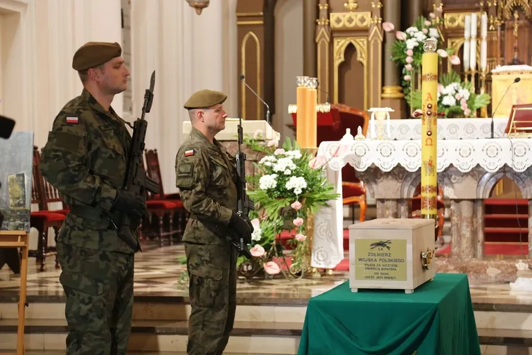 Uroczysty pogrzeb żołnierza w Ostrowi Mazowieckiej (zdjęcia)