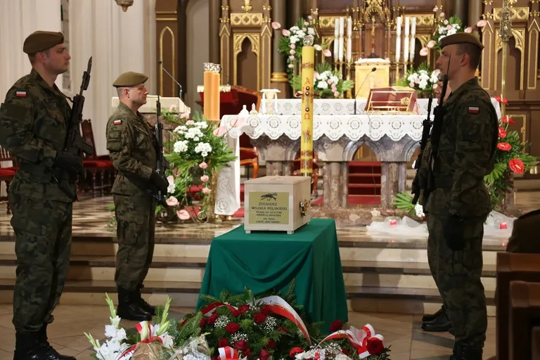Uroczysty pogrzeb żołnierza w Ostrowi Mazowieckiej (zdjęcia)