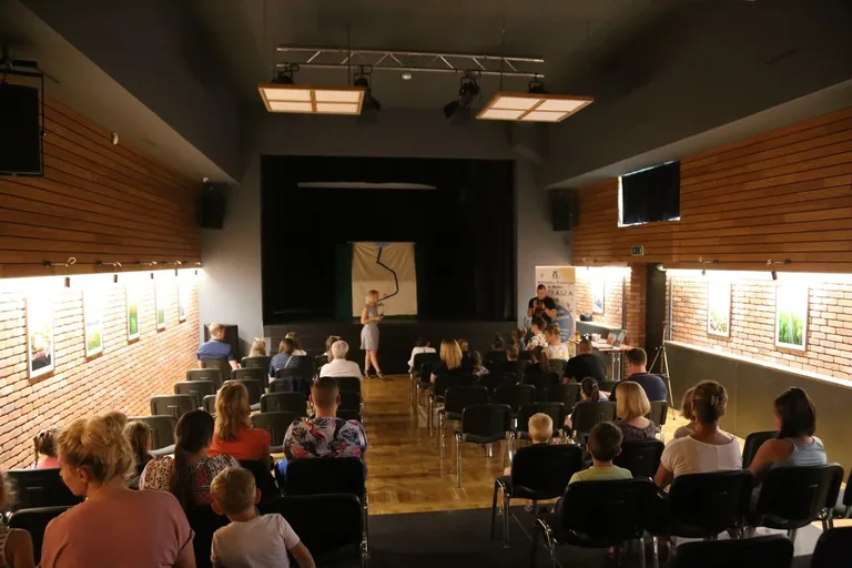 Pierwszy w ramach cyklu niedzielnych spotkań teatralnych spektakl w Bibliotece Publicznej w Broku (zdjęcia)