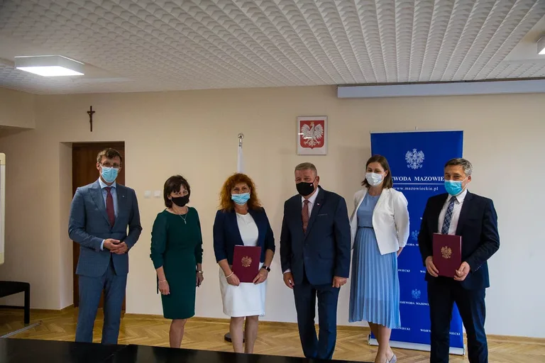 Podpisanie umów w ramach Rządowego Funduszu Rozwoju Dróg dla gmin (zdjęcia)