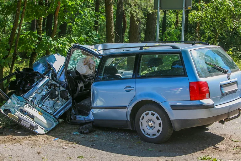 Wypadek w Starej Grabownicy. Strażacy rozcinali volkswagena (zdjęcia, aktualizacja)
