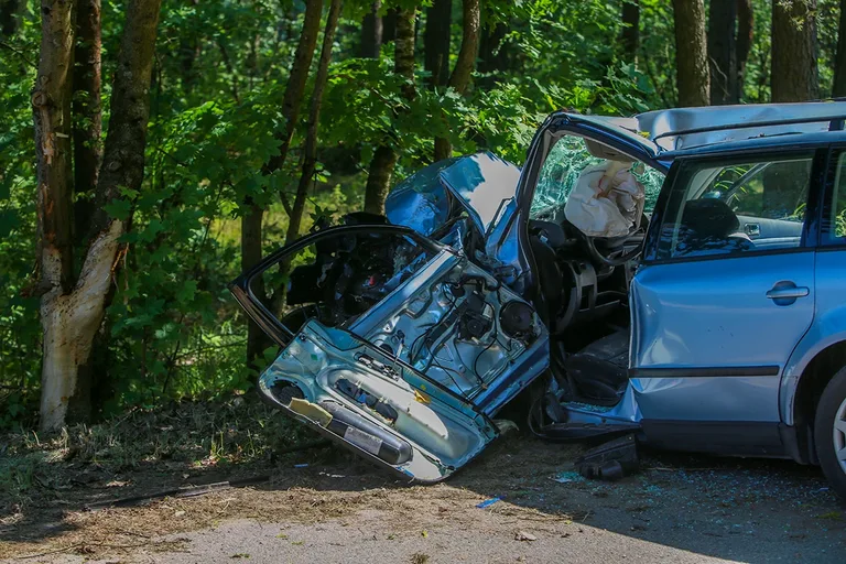 Wypadek w Starej Grabownicy. Strażacy rozcinali volkswagena (zdjęcia, aktualizacja)