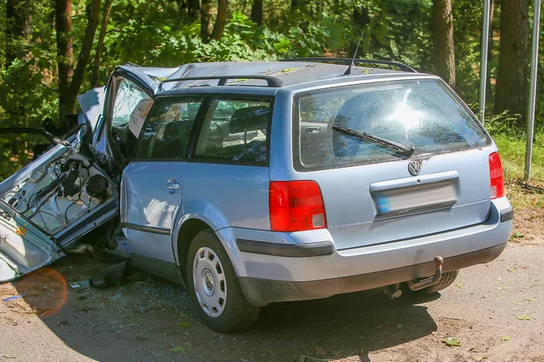 Wypadek w Starej Grabownicy. Strażacy rozcinali volkswagena (zdjęcia, aktualizacja)