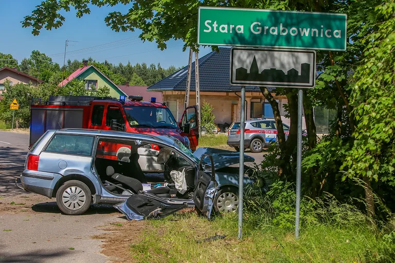 Wypadek w Starej Grabownicy. Strażacy rozcinali volkswagena (zdjęcia, aktualizacja)
