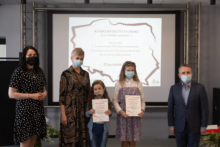 Nagrodzono laureatów konkursów zorganizowanych przez ostrowską bibliotekę (zdjęcia)