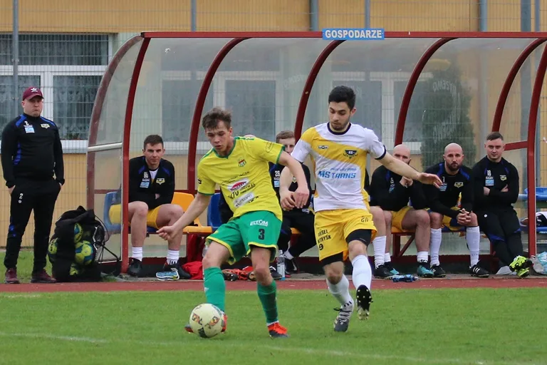 Status quo na górze. Derby na remis