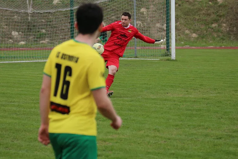 Status quo na górze. Derby na remis