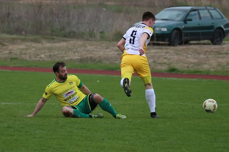 Status quo na górze. Derby na remis