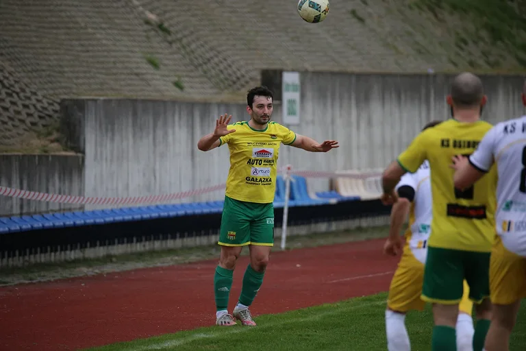 Status quo na górze. Derby na remis