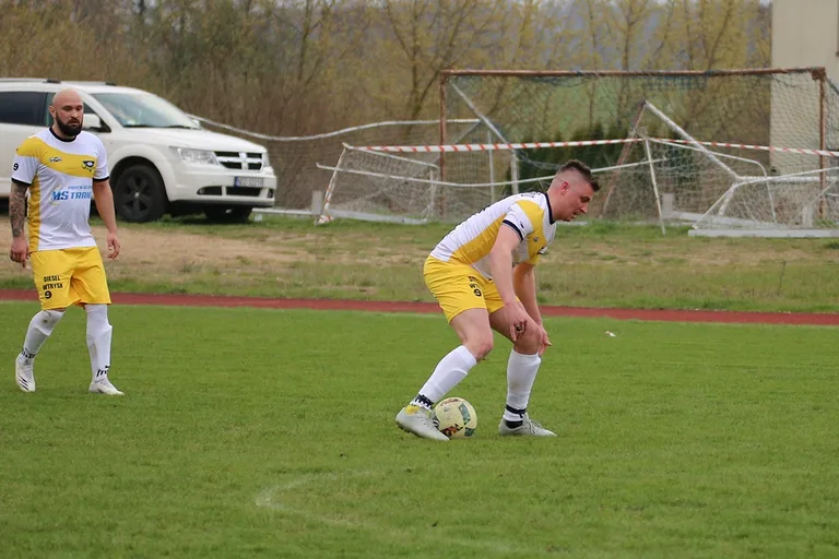 Status quo na górze. Derby na remis