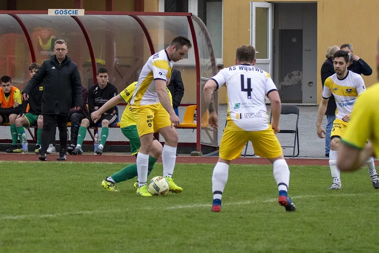 Status quo na górze. Derby na remis