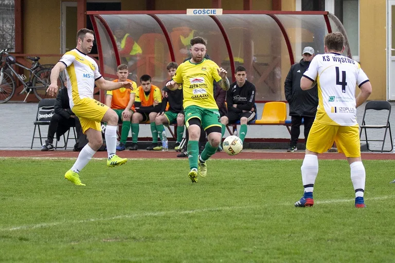 Status quo na górze. Derby na remis