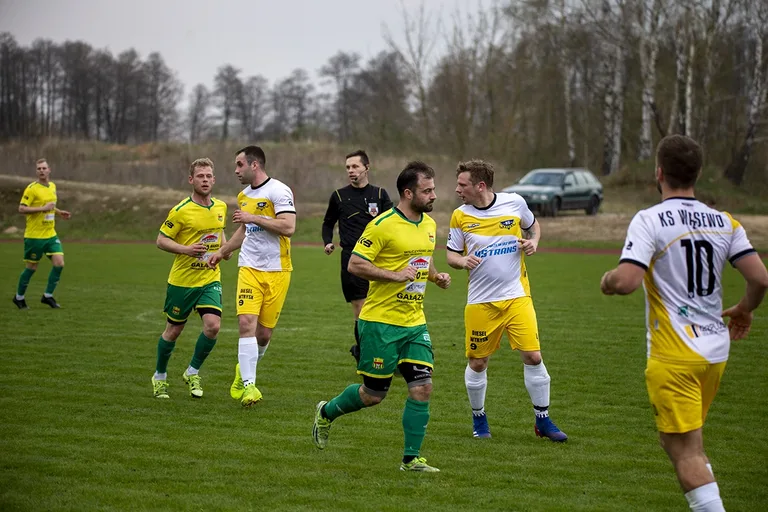Status quo na górze. Derby na remis