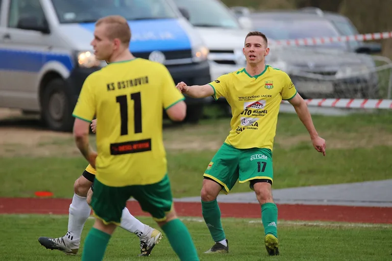 Status quo na górze. Derby na remis