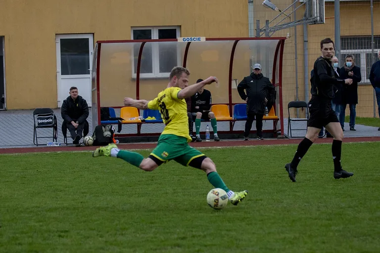 Status quo na górze. Derby na remis