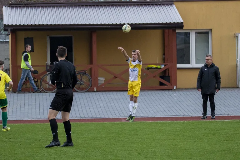 Status quo na górze. Derby na remis