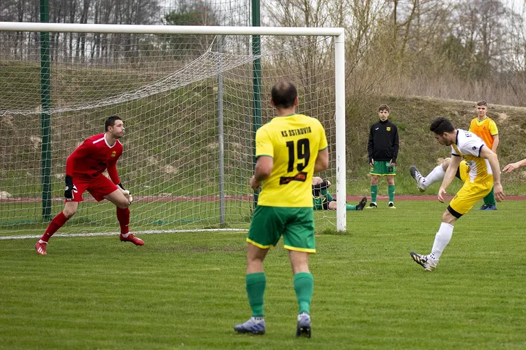 Status quo na górze. Derby na remis
