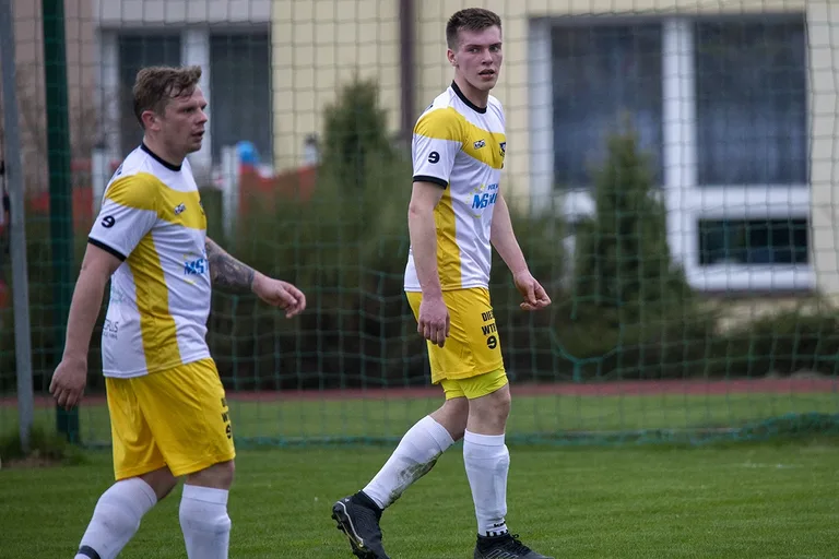 Status quo na górze. Derby na remis