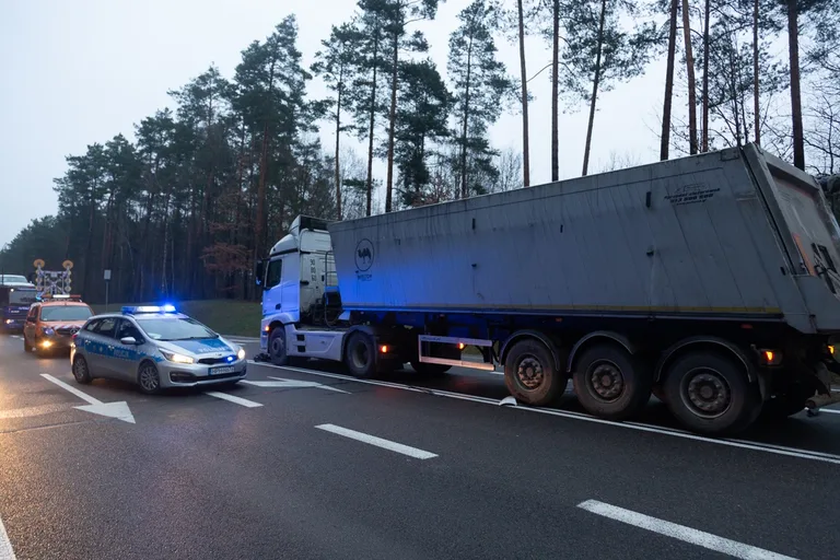 Wypadek przy węźle z S8. Jedna osoba poszkodowana