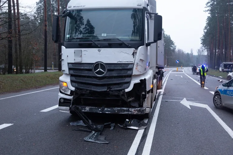 Wypadek przy węźle z S8. Jedna osoba poszkodowana