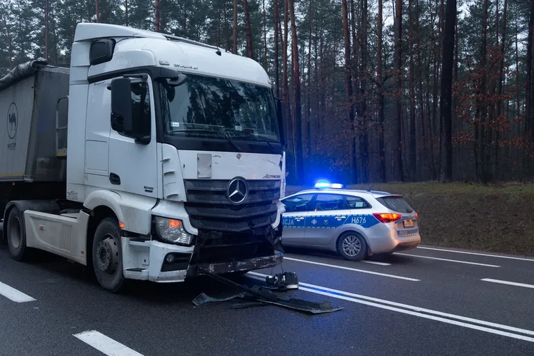 Wypadek przy węźle z S8. Jedna osoba poszkodowana