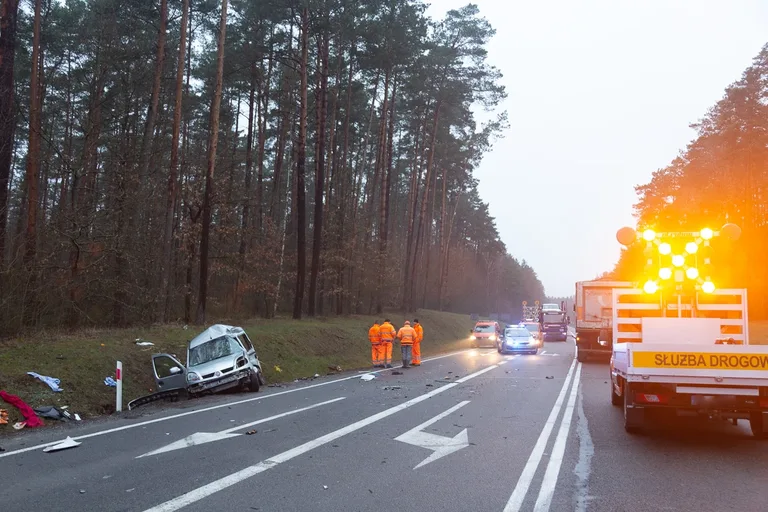 Wypadek przy węźle z S8. Jedna osoba poszkodowana