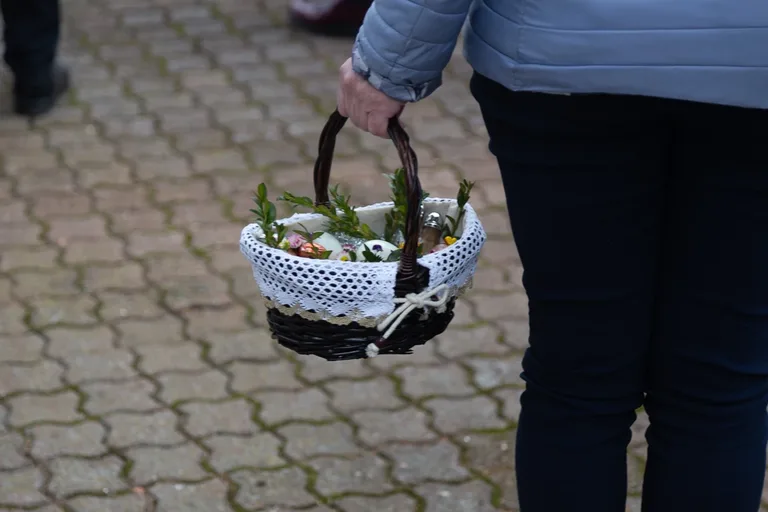 Święcenia pokarmów w Ostrowi Mazowieckiej i Komorowie (zdjęcia)