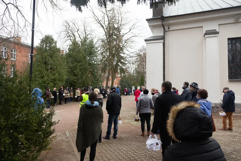 Święcenia pokarmów w Ostrowi Mazowieckiej i Komorowie (zdjęcia)