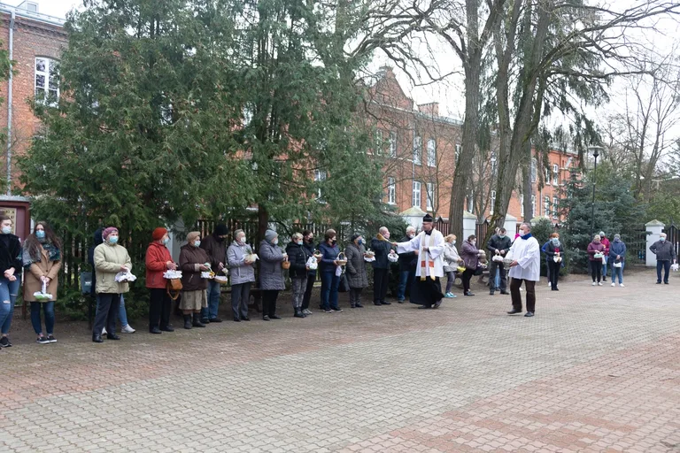 Święcenia pokarmów w Ostrowi Mazowieckiej i Komorowie (zdjęcia)