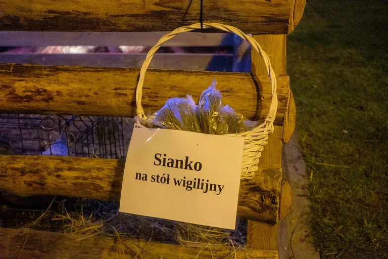 Bożonarodzeniowa szopka ozdobiła plac w Broku (zdjęcia)