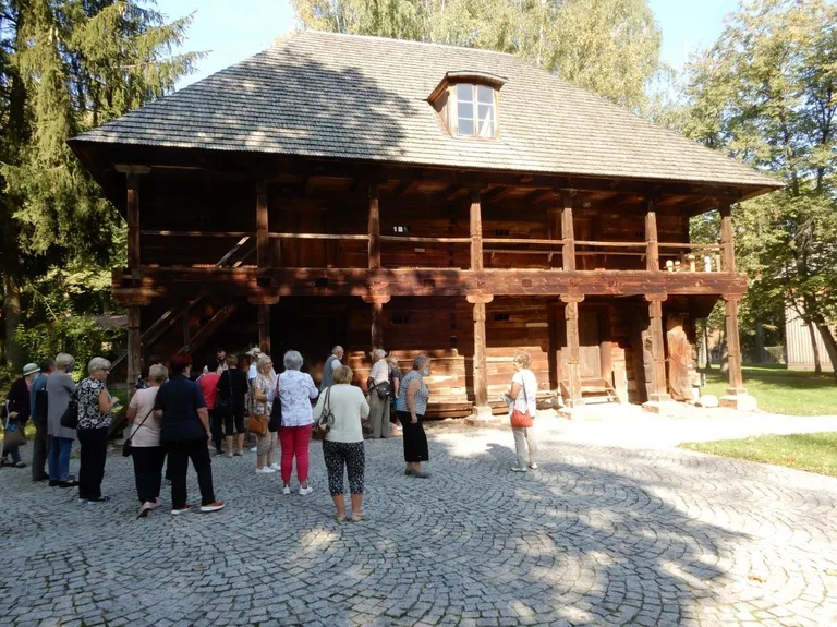 Seniorzy z Małkini Górnej poznali historyczne miejsca swojego regionu (zdjęcia)