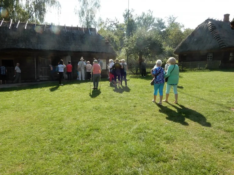 Seniorzy z Małkini Górnej poznali historyczne miejsca swojego regionu (zdjęcia)
