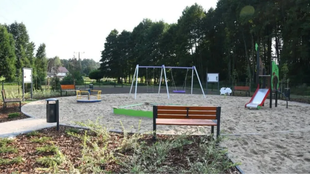 Nowy plac zabaw w Broku czeka na dzieci. Jest gdzie poszaleć (zdjęcia)